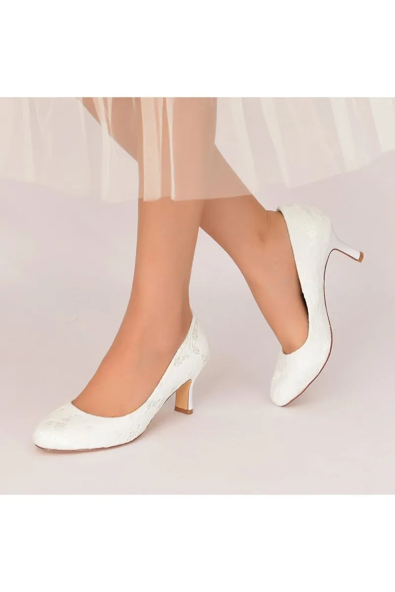 Chic White Lace Pumps with Intricate Floral Pattern